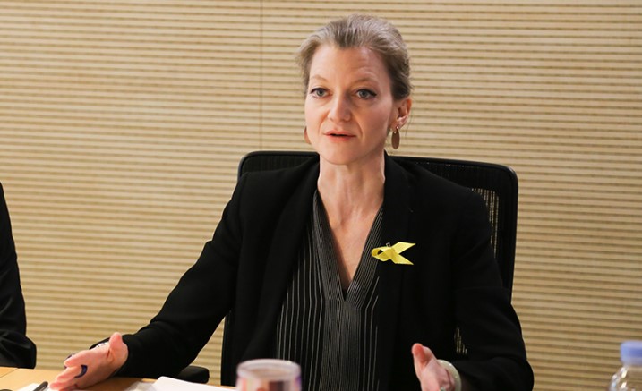 Alison Hooker bildirib ki, İran-ın Hörmüz boğazındakı “qanunsuz davranışı” qlobal enerji təhlükəsizliyi üçün ciddi xəbərdarlıq siqnalı olmalıdır. O qeyd edib ki, bu vəziyyət dünya enerji bazarı üçün “oyanış zəngi” kimi qiymətləndirilməlidir
