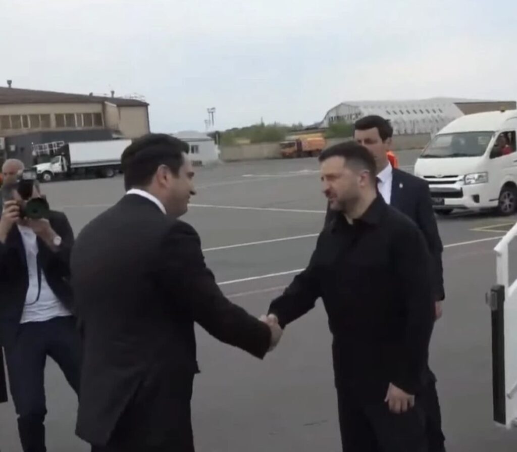 Volodimir Zelenski Avropa Siyasi Birliyinin 8-ci Zirvə Toplantısında iştirak etmək üçün Yerevana gəlib