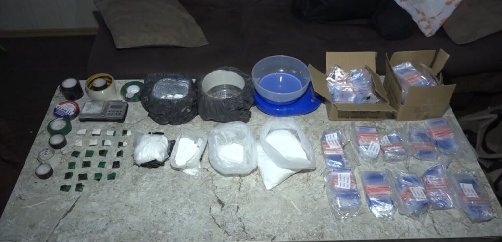 Police seize up to one kilogram of cocaine and detain foreign national