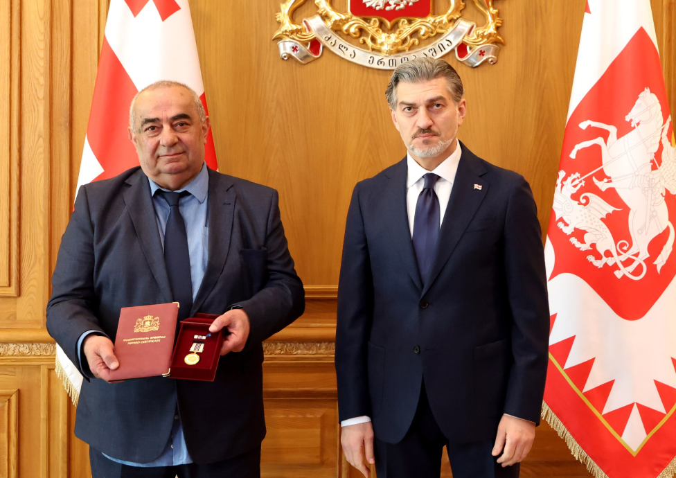 Mixeil Ğavelaşvili Milli Ətraf Mühit Agentliyinin Geologiya Departamentinin rəhbəri Merab Qaprindaşvilini “Şərəf” medalı ilə təltif edib
