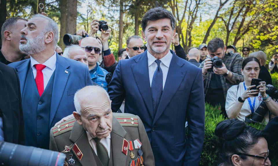 Kaxa Kaladze - İkinci Dünya Müharibəsi veteranlarının ən böyük şərlə — faşizmlə mübarizədə göstərdikləri fədakarlıq əvəzsizdir
