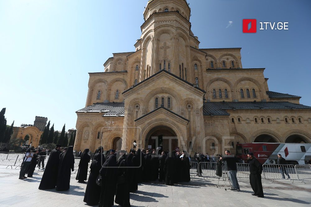 Patriarxlıq – genişləndirilmiş toplantı zamanı inanclılar Müqəddəs Üçlük kilsəsinin həyətinə piyada daxil ola biləcəklər. Həyətdə quraşdırılmış ekranlar vasitəsilə ictimaiyyət toplantını izləyə biləcək