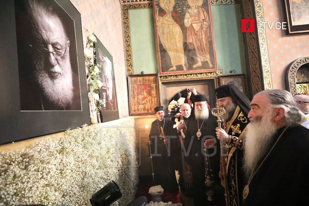 После избрания Патриархом, Шио III совершил панихиду в память об Илие II в Сионском соборе