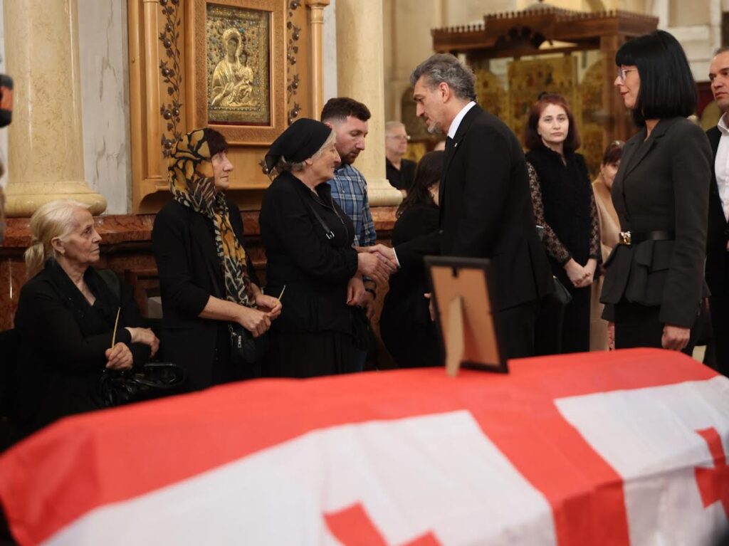 Gürcüstan Prezidenti işğal olunmuş Abxaziya bölgəsindən cənazələri gətirilənlərin vida mərasimində iştirak edib