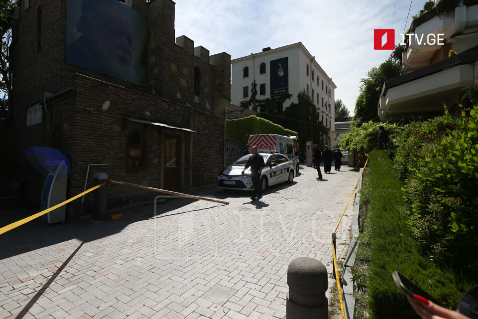 Patriarxlığın həyətinə avtomobillə çırpılan sürücü saxlanılıb