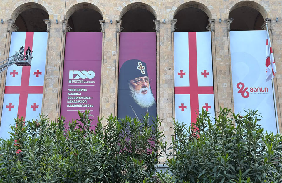 26 May ilə əlaqədar olaraq parlamentin binasına bayram bannerləri yerləşdirilib