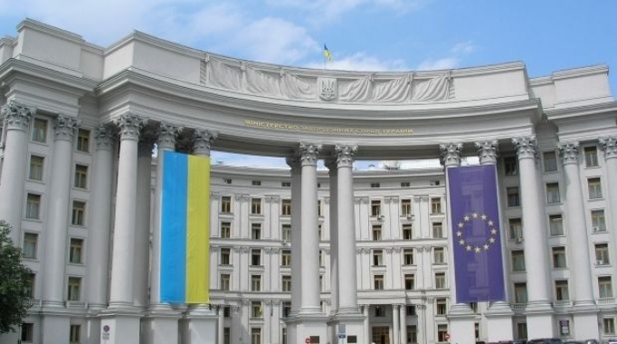 Украинайы фæсарæн хъуыддæгты министрад - Арфæ кæнæм Гуырдзыстонæн æмæ гуырдзиаг адæмæн сæ хæдбардзинады бон,нæ адæмты историйы дæргъы нæ бирæ цыдæртæ иу кодтой, мах дыууæ дæр зонæм сæрибардзинад æмæ сабырдзинады аргъ