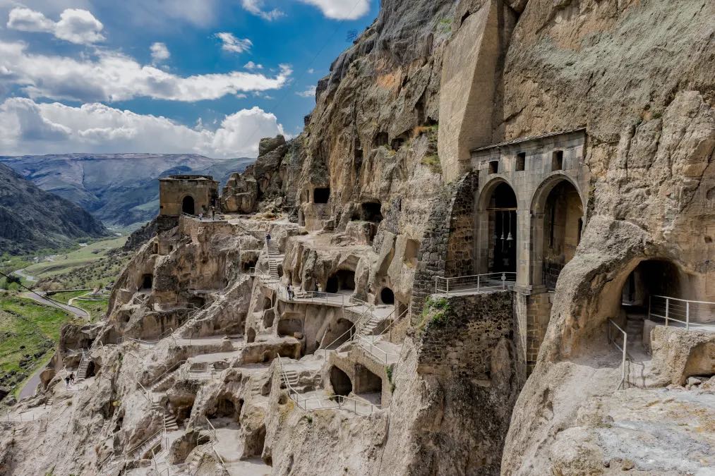 Vardziadə, “gizli tunel” adlanan ərazidə daş uçqunu qeydə alınıb və bu səbəbdən piyada cığırı zədələnib.  Təhlükəsizlik məqsədilə həmin hissə müvəqqəti olaraq bağlanacaq