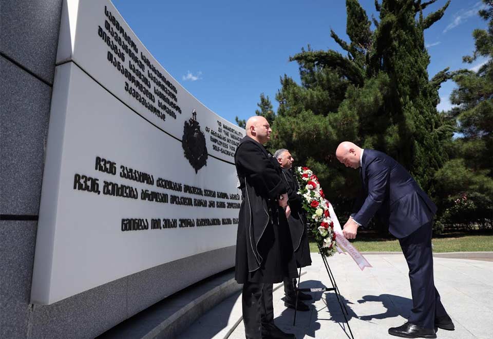Sulxan Tamazaşvili xidməti vəzifələrini yerinə yetirərkən həlak olmuş polis əməkdaşlarının memorialını əklillə bəzəyib