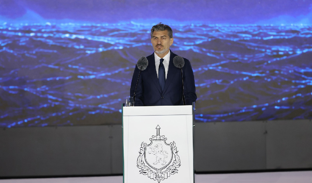 “Polis forması ləyaqətin, cəsarətin və vətənə qeyd-şərtsiz sədaqətin simvoludur. Hər birinizə tam dəstəyimi açıq şəkildə təsdiqləyirəm”, – bunu Mikheil Kavelashvili bildirib