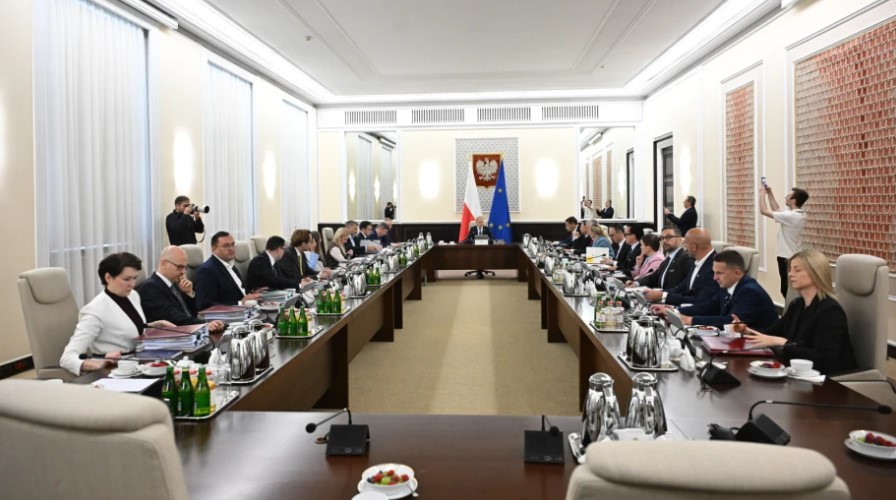 Լեհաստանի կառավարությունը կանոնակարգեր է ընդունել, որոնք ներառում են նաև դպրոցներում սմարթֆոնների օգտագործման սահմանափակումներ