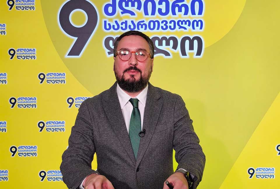 Tazo Datunashvili bildirib:  Nika Gvaramia-nı elə bir insan kimi tanımırdım ki, konspirasiya nəzəriyyələrinə inansın. Məlum oldu ki, onun intellektinə mən özüm olduğundan daha çox hörmət edirmişəm