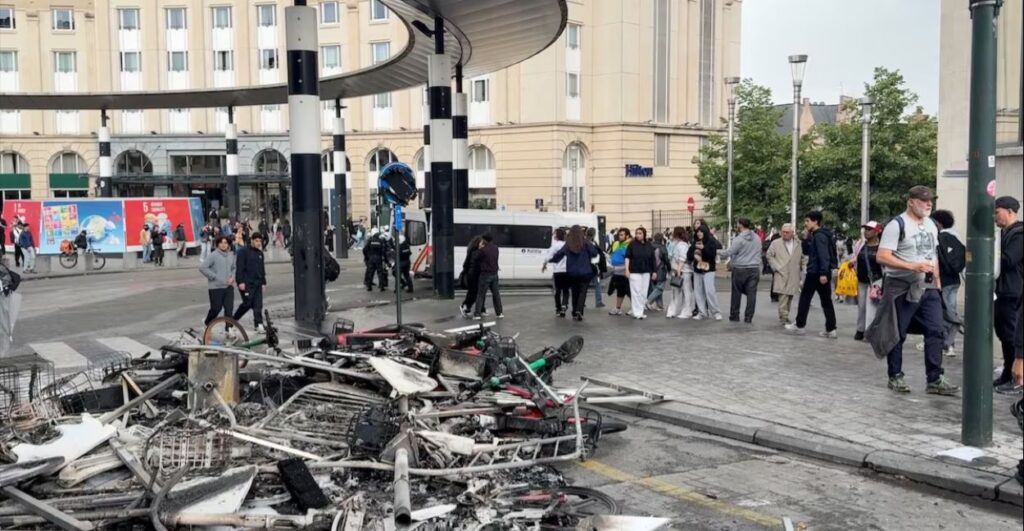Belçikada təhsil islahatına qarşı keçirilən aksiyada polis gözyaşardıcı qaz və su şırnağından istifadə edib