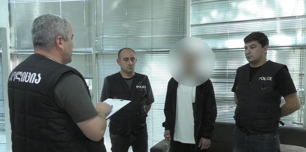 Քվեմո Քարթլիի ոստիկանությունը անչափահասի է ձերբակալել 1350 լարի և 10000 լարի արժողությամբ ոսկե զարդեր շորթելու մեղադրանքով