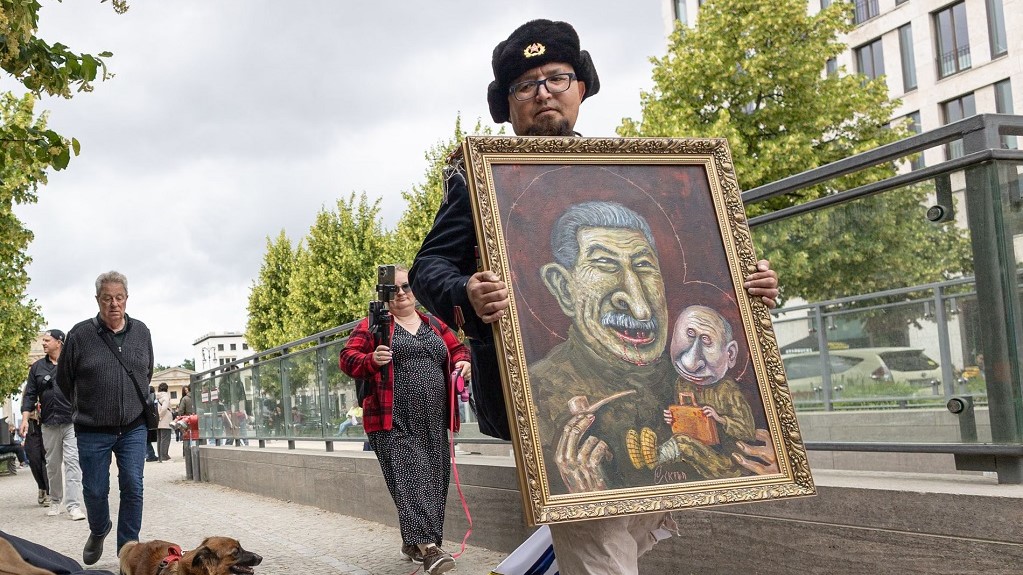 Polish PM says suspect in murder of Russian opposition artist used Georgian passport