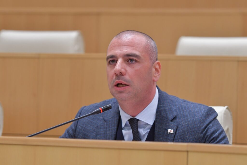 Levan Maçavariani – Rasa Yukneviçiene izahat verməli olacaq. Əgər o, dediyini həqiqətən nəzərdə tutursa, deməli belə çıxır ki, Avropa İttifaqına üzv olmaq istəyirsənsə, müharibə qaydaları ilə oynamalısan