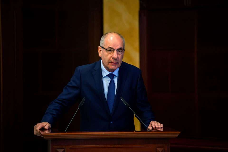 Macarıstan prezidenti keçmiş baş nazirlərin, o cümlədən Viktor Orbanın yenidən hakimiyyətə qayıtmaq imkanını məhdudlaşdıran konstitusiya dəyişikliyini imzalayıb