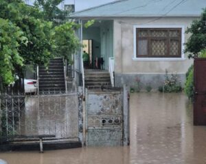 В Сенаки обильные осадки привели к подтоплению жилых домов и повредили муниципальную инфраструктуру