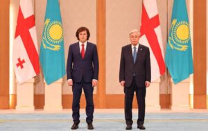 Касим-Жомарт Токаев Иракли Кобахиӡе Казахсҭантәи ареспублика актәи аҩаӡара „Аиҩызара” аҳаҭыртә орден ианеишьеит
