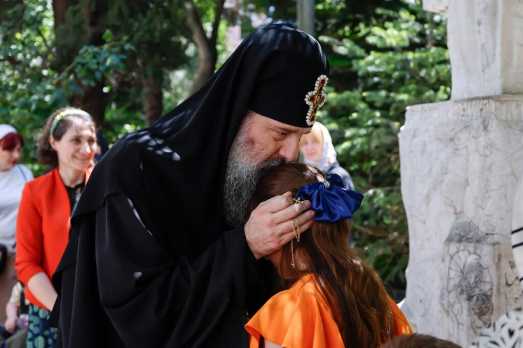 Catholicos-Patriarch hosts pupils, teachers and parents of #202 Public School