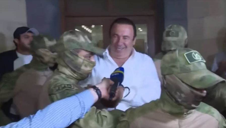 Ermənistanda müxalifətdə olan “Çiçəklənən Ermənistan” Partiyasının sədri Qaqik Tsarukyan məhkəməyə aparılıb. Məhkəmədə onun barəsində həbs qətimkan tədbirinin seçilməsi məsələsinə baxılır