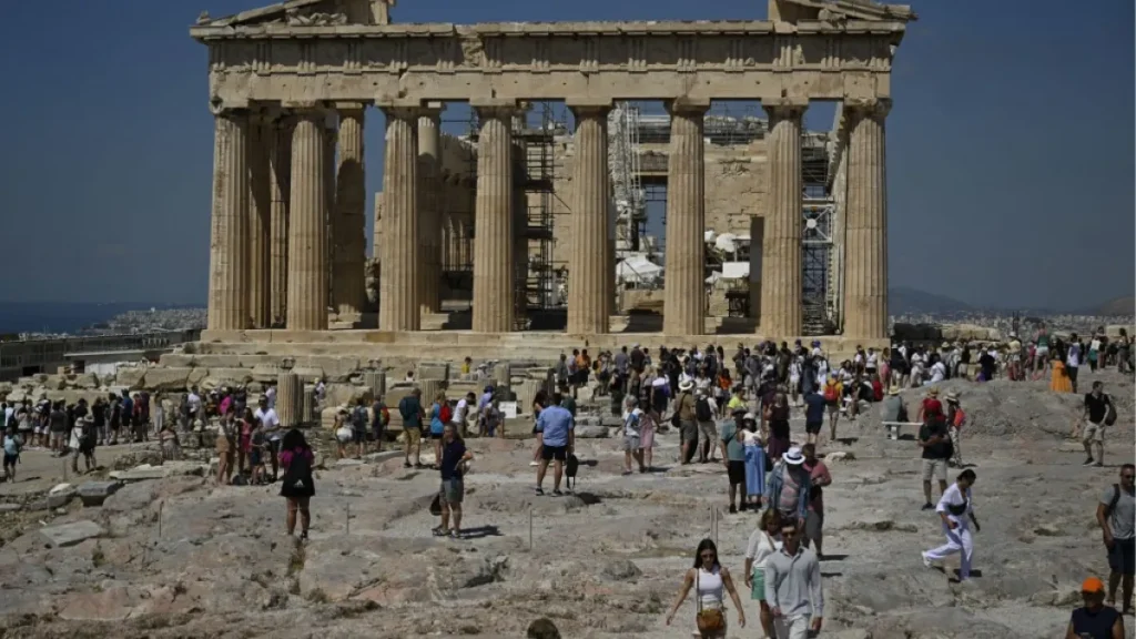 Afinada, Akropol yaxınlığında kişi soyuq silahla iki turistə hücum edib