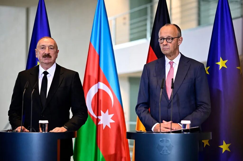 İlham Əliyev Bakıda Almaniya və Rusiyanın keçmiş yüksəkvəzifəli şəxslərinin qeyri-rəsmi görüşünün keçirildiyini, bu barədə əvvəlcədən məlumatlandırılmadığını bildirir