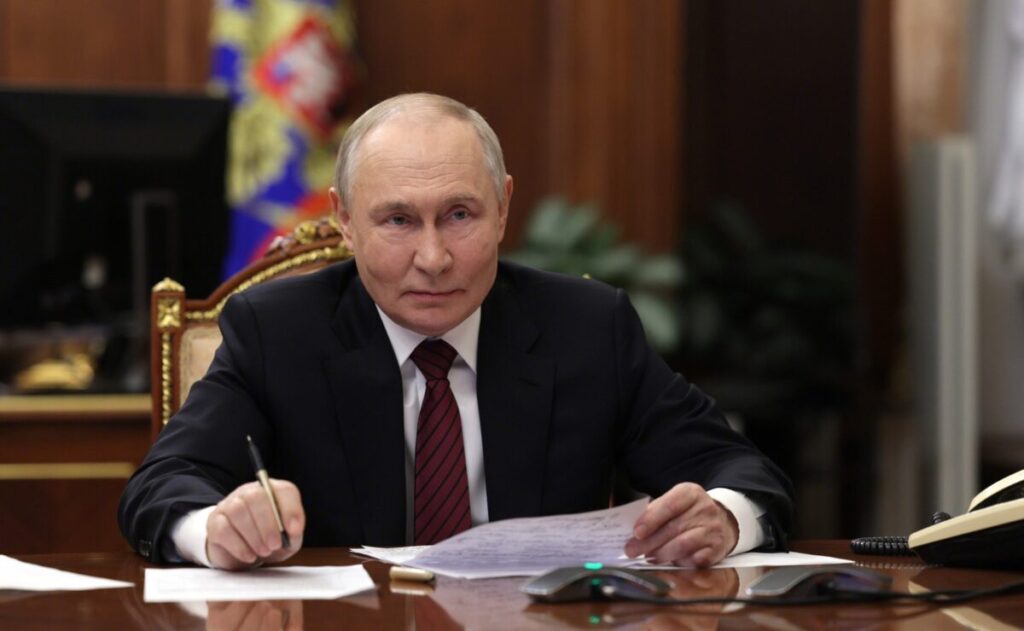 Vladimer Putin ölkənin silahlı qüvvələrinin sayının 27 000 nəfər, o cümlədən 25 000 hərbi qulluqçu ilə artırılması haqqında əmr imzalayıb
