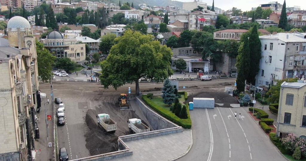 Layihə çərçivəsində prospektdə yol infrastrukturu yenilənir, kommunikasiya xətləri bərpa olunur və ərazinin abadlaşdırılması istiqamətində işlər aparılır. Reabilitasiya işlərinin mərhələli şəkildə başa çatdırılması nəzərdə tutulur