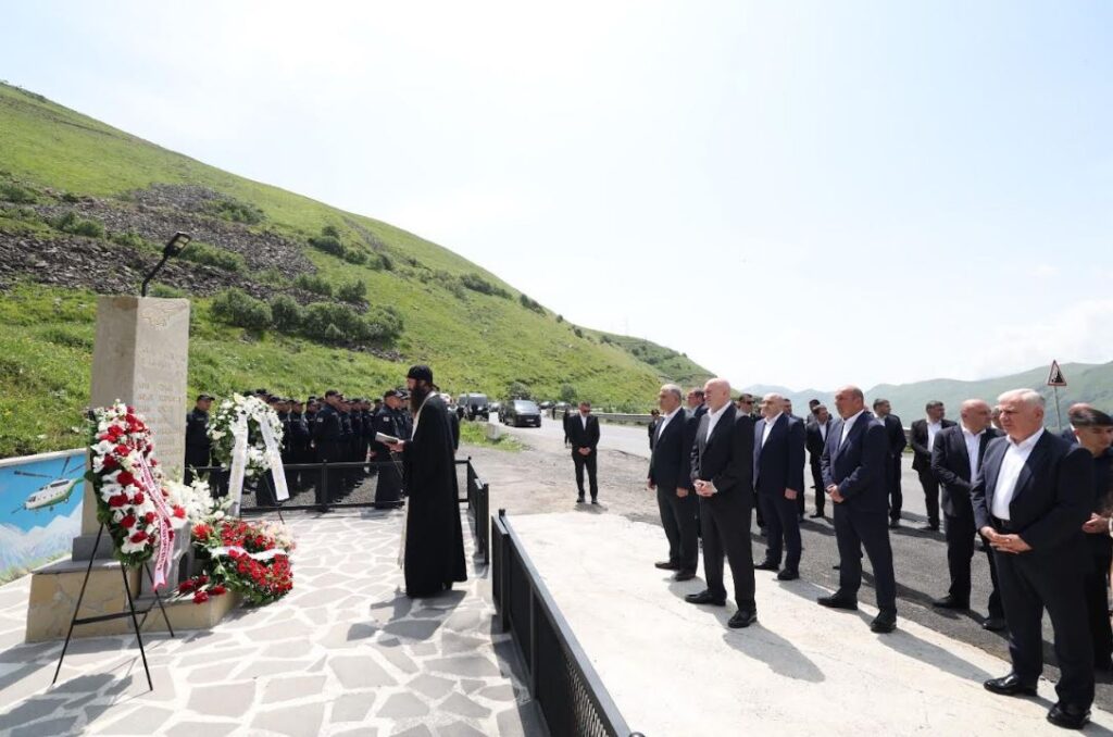 Sulxan Tamazaşvili və Mixeil Sarcveladze Gudauri yaxınlığında xilasetmə əməliyyatı zamanı faciəvi şəkildə həlak olanların xatirəsini yad ediblər