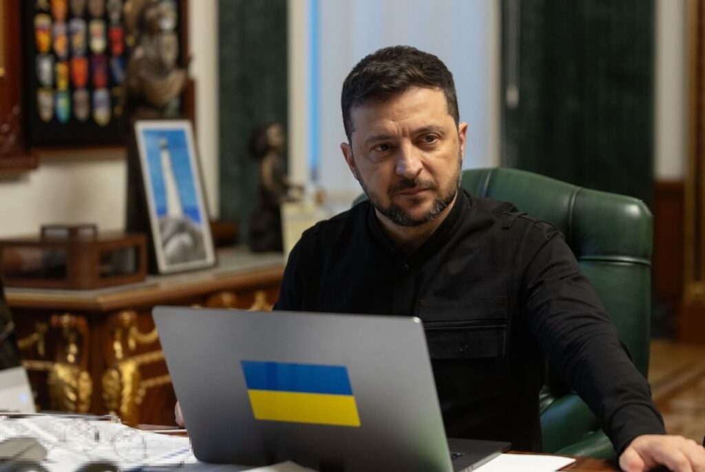 Volodimir Zelenski bildirib ki, Rusiya gecə saatlarında Ukrayna istiqamətində 70-dən çox raket və 280-dən çox dron buraxıb. “Partnyorlarımızdan hava hücumundan müdafiə raketləri kritik dərəcədə çatışmır”, – deyə Ukrayna Prezidenti qeyd edib