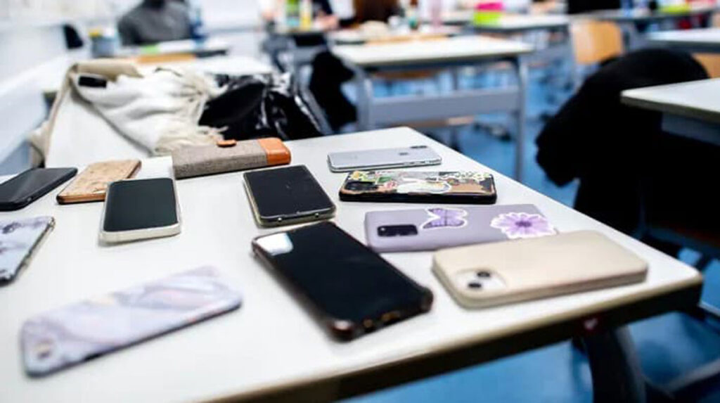 Polşada sentyabrın 1-dən məktəb və bağçalarda smartfonların istifadəsi qadağan olunacaq