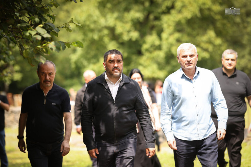 Parlamentin sədri Şalva Papuaşvili parlament üzvləri ilə birlikdə Axmeta bələdiyyəsində keçirilən “Xadoroba – 2026” ümumxalq bayramında iştirak edib