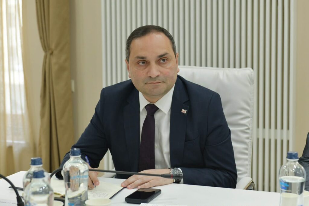 Զվիադ Գաբիսոնիա. Պետական ​​համալսարաններում սովորելն անվճար է, առաջին երկու կիսամյակները լիովին և անվերապահորեն ծածկվում են պետության կողմից, 100% ֆինանսավորումը պահպանելու համար ուսանողը պետք է կուտակի կրեդիտների 80%-ից ավելին