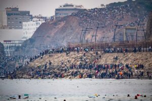 По сообщениям СМИ, за последние 24 часа границу испанского города Сеута пересекли до 60 000 нелегальных мигрантов, число погибших при попытке попасть в город возросло до 41