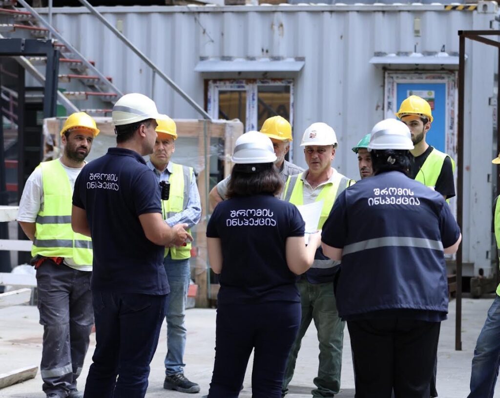 Əmək Müfəttişliyi Xidməti yüksək temperatur şəraitində əmək təhlükəsizliyi normalarına riayət olunmasına ölkə üzrə nəzarət həyata keçirir