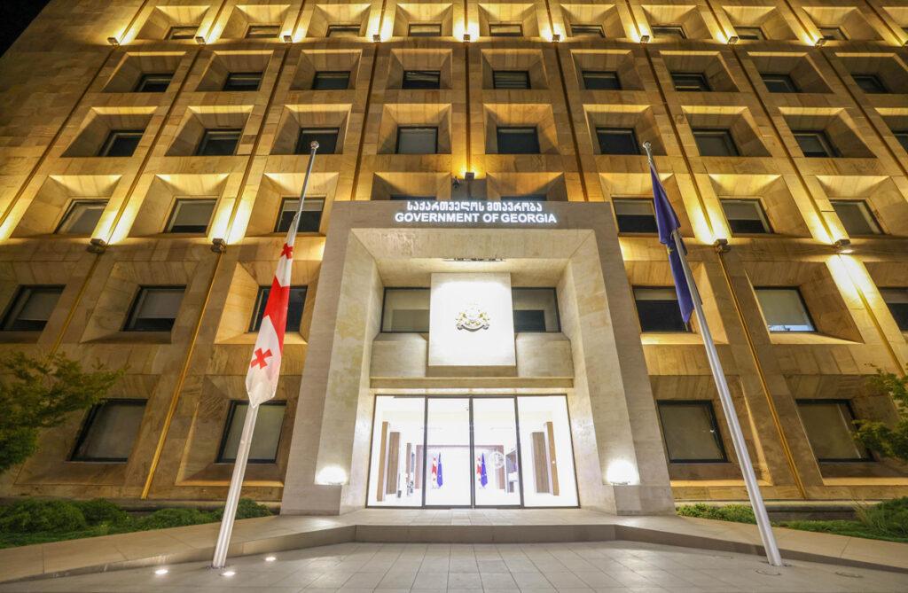 Hökumət administrasiyasının binasında dövlət bayrağı endirilib