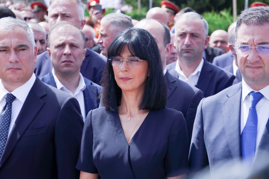 Թեա Ախվլեդիանին, նախագահի և վարչապետի հետ միասին, հարգանքի տուրք է մատուցել ռուս-վրացական պատերազմի ժամանակ Շինդիսիում զոհված վրացի զինվորականների հիշատակին