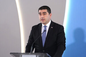 Շալվա Պապուաշվիլի. Օգոստոսի 12-ը, մի կողմից, Դիդգորիի հաղթանակի օրն է՝ խելամիտ քաղաքականության խորհրդանիշ, մյուս կողմից՝ 2008 թվականի կապիտուլյացիայի համաձայնագրի օր՝ քաղաքական հիմարության խորհրդանիշ