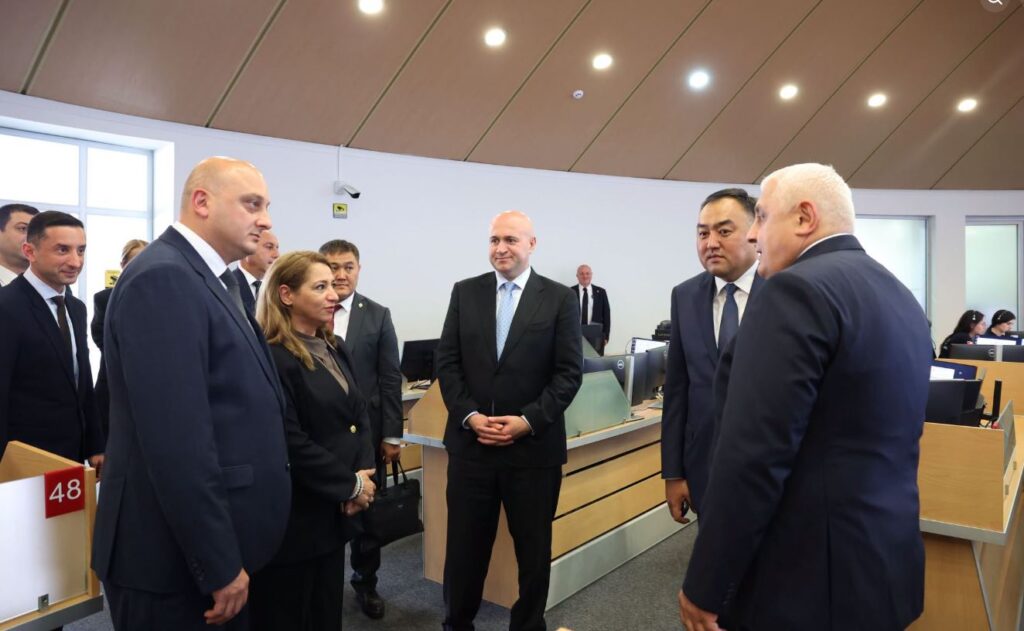 Ղրղզստանի ներքին գործերի նախարարը, պատվիրակության հետ միասին, այցելեց 112 հասարակական անվտանգության կառավարման կենտրոն