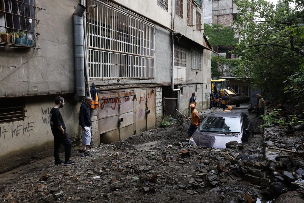 Tbilisi meriyası – Güclü yağış nəticəsində paytaxtda zədələnmiş infrastruktur təmizlənir, kanalizasiya xətləri yuyulur və yolların hərəkət hissəsinin təmizlənməsi işləri davam etdirilir