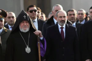 Հայաստանի կառավարության ծրագրում նշված է, որ երկրի Առաքելական եկեղեցու փաստացի ղեկավարը կհեռացվի պաշտոնից, և կաթողիկոսի իրավահաջորդը կընտրվի սահմանված ընթացակարգին համապատասխան