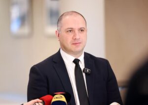 Գիվի Միքանաձե – Դպրոցն ավարտելը և մասնագիտական ​​զարգացման ուղու վրա առաջին քայլերն անելը նշանակալի նվաճում է և քրտնաջան աշխատանքի, նպատակասլացության, նպատակասլացության և մեծ ջանքերի արդյունք է