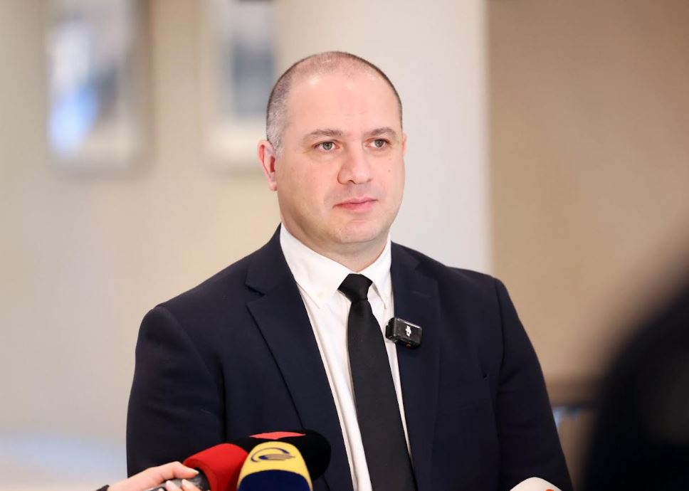 Գիվի Միքանաձե – Դպրոցն ավարտելը և մասնագիտական ​​զարգացման ուղու վրա առաջին քայլերն անելը նշանակալի նվաճում է և քրտնաջան աշխատանքի, նպատակասլացության, նպատակասլացության և մեծ ջանքերի արդյունք է
