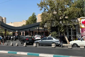 Իրանական լրատվամիջոցներ. Թեհրանի որոշ բենզալցակայաններ ժամանակավորապես փակ են վառելիքի պակասի պատճառով, իսկ որոշներում երկար հերթեր են գոյանում
