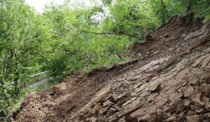 Движение автотранспорта временно запрещено на 96-м километре дороги Жинвали-Барисахо-Шатили