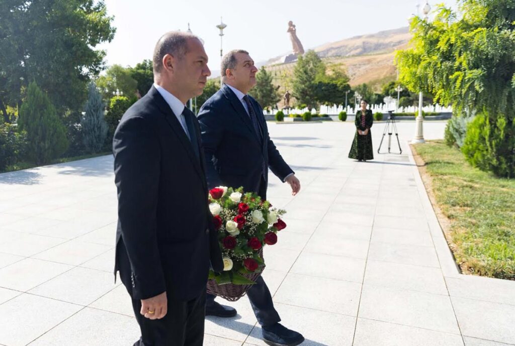 Education Minister lays wreath at Shota Rustaveli monument in Turkmenistan