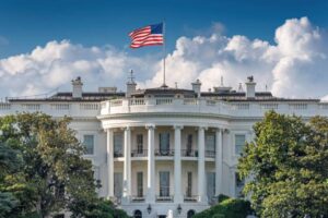 Ассоциация корреспондентов Белого дома осудила решение Дональда Трампа запретить телеканалам CNN, радиостанции MS NOW и изданию Politico доступ в Белый дом