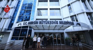 Թուրքիայի ոստիկանությունը պետական մրցույթների հետ կապված կոռուպցիոն գործի շրջանակներում ձերբակալել է 59 անձի, այդ թվում՝ Մերսին նահանգի քաղաքապետին, Ենիշեհիրի և Մեզիթլիի համայնքապետերին