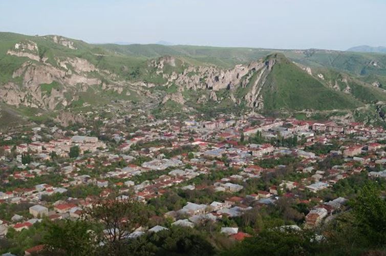 Ermənistan mediasının məlumatına görə, Azərbaycan hərbçisi mövqelərini tərk edərək Ermənistan sərhədini keçib və mülki şəxsə atəş açıb, xəsarət alan şəxsin vəziyyəti stabildir və hərbçi saxlanılıb